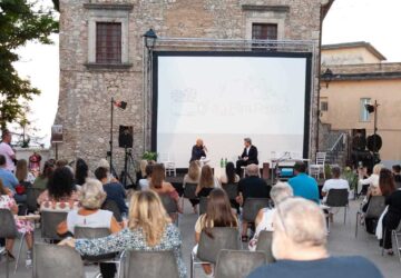 Cinema in piazza a Fara (foto libera da diritti uso ufficio stampa)