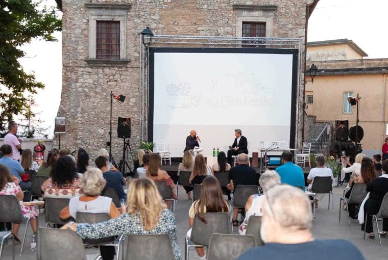 Cinema in piazza a Fara (foto libera da diritti uso ufficio stampa)