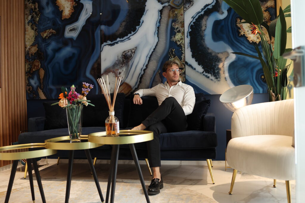 Andrea Dezio in uno dei suoi salotti di design